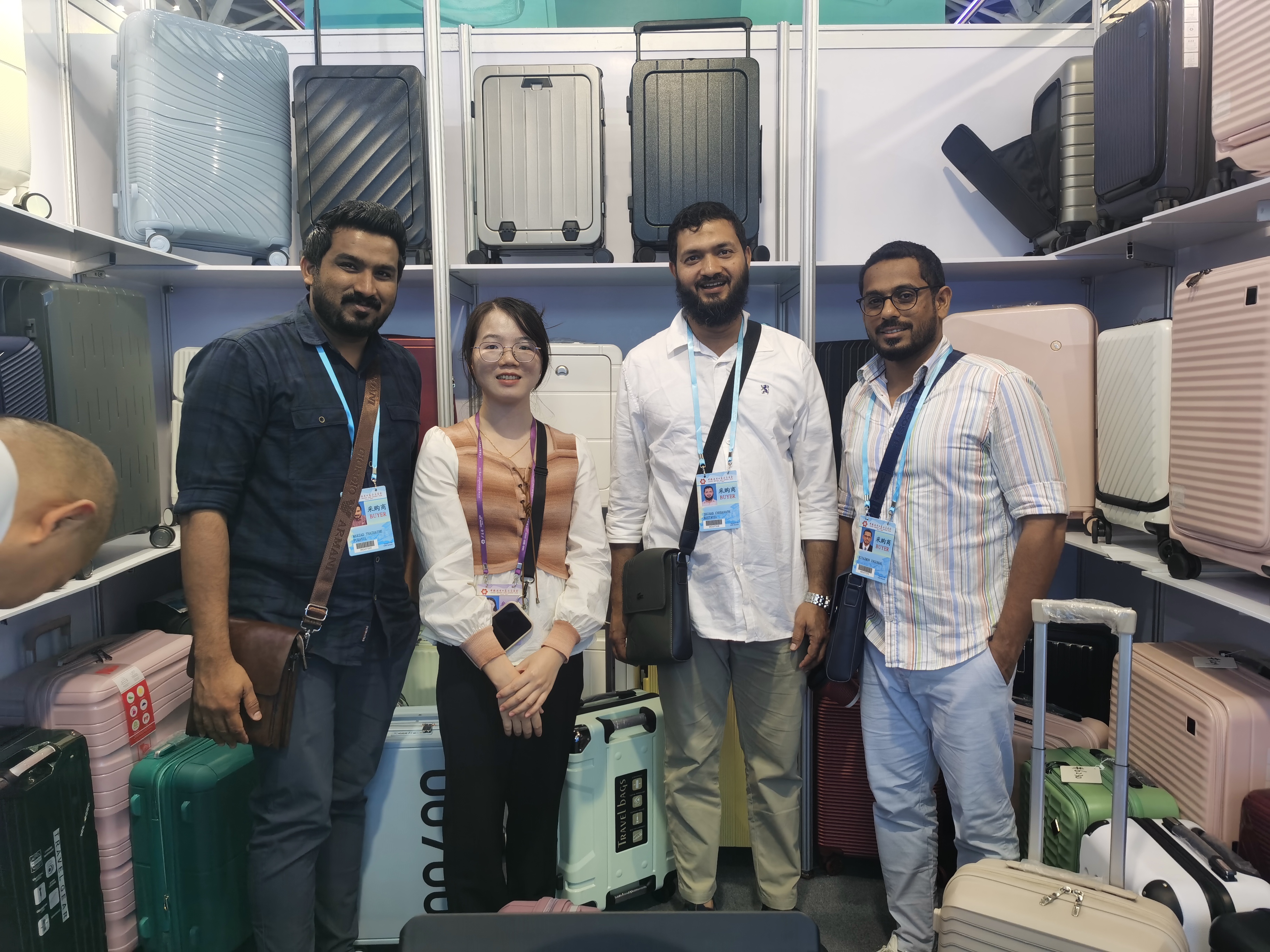 https://image.jumitop.cn/www.dwluggage.com/2025/07/29/image_folder/客户合照 (1)_kl6CWfED.jpg